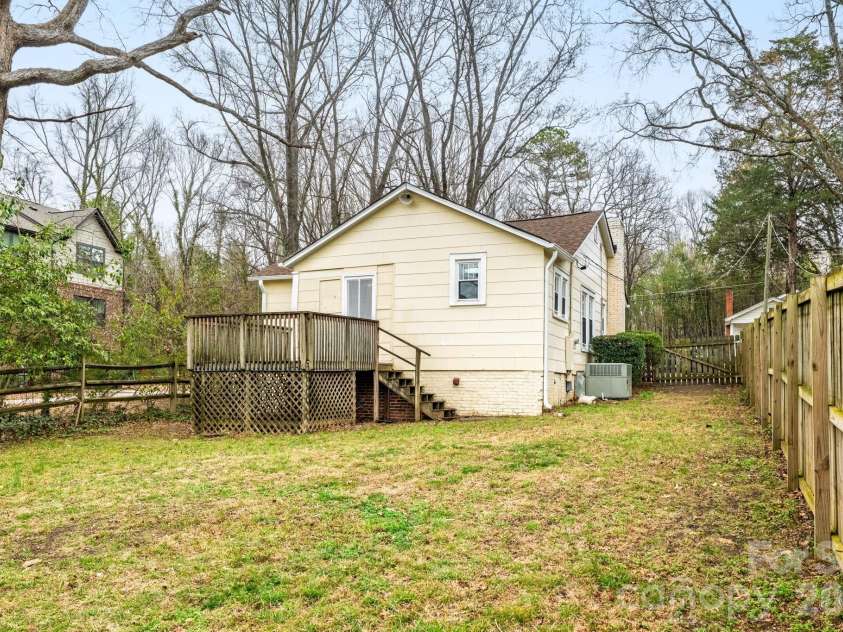 900 Sweetbriar Street, Charlotte, NC 28205.  MLS# CAR4352332, YatesRealty ID 12825. 