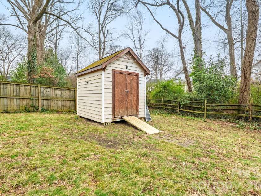 900 Sweetbriar Street, Charlotte, NC 28205.  MLS# CAR4352332, YatesRealty ID 12825. 