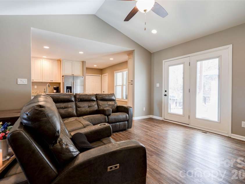 123 Creekside Drive, Shelby, NC 28152.  MLS# CAR4364851, YatesRealty ID 12826. 