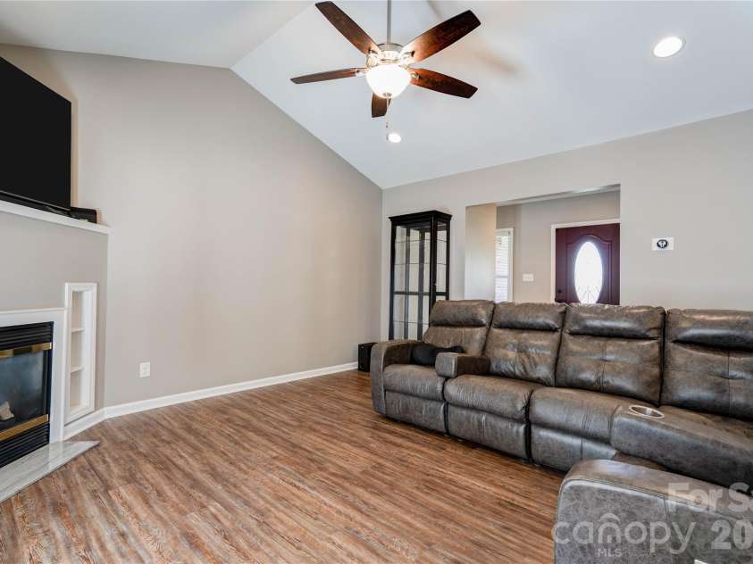123 Creekside Drive, Shelby, NC 28152.  MLS# CAR4364851, YatesRealty ID 12826. 