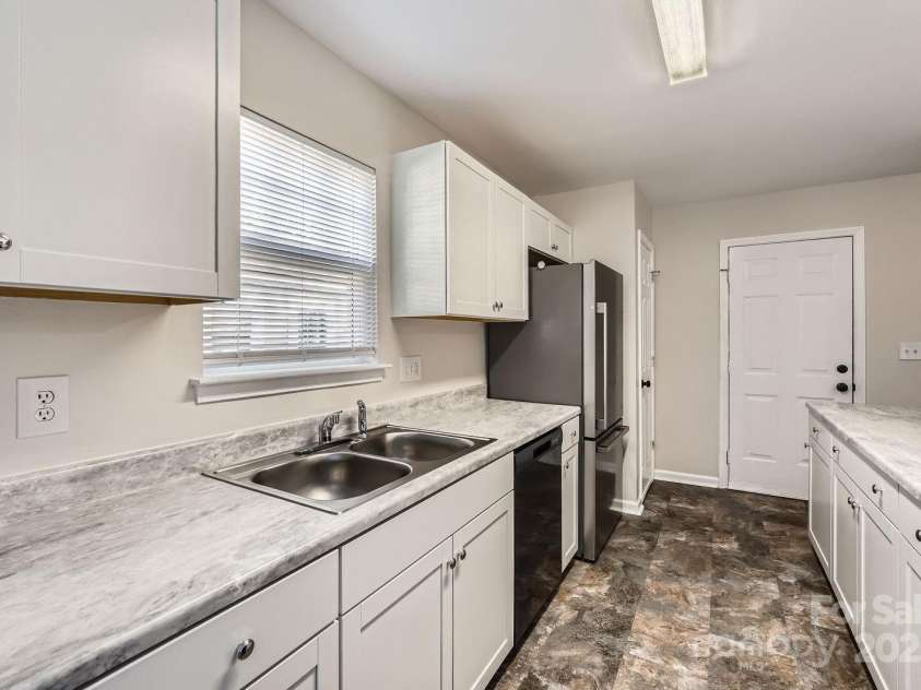 2424 Pitts Drive, Charlotte, NC 28216.  MLS# CAR4253612, YatesRealty ID 12826. 