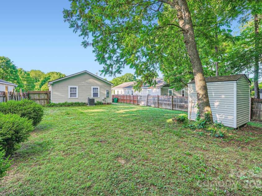 2424 Pitts Drive, Charlotte, NC 28216.  MLS# CAR4253612, YatesRealty ID 12826. 