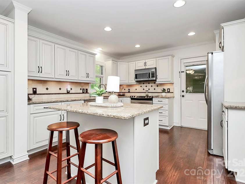 11 Tanglewood Road, Lake Wylie, SC 29710.  MLS# CAR4237959, YatesRealty ID 12829. Bright & functional kitchen with breakfast bar.