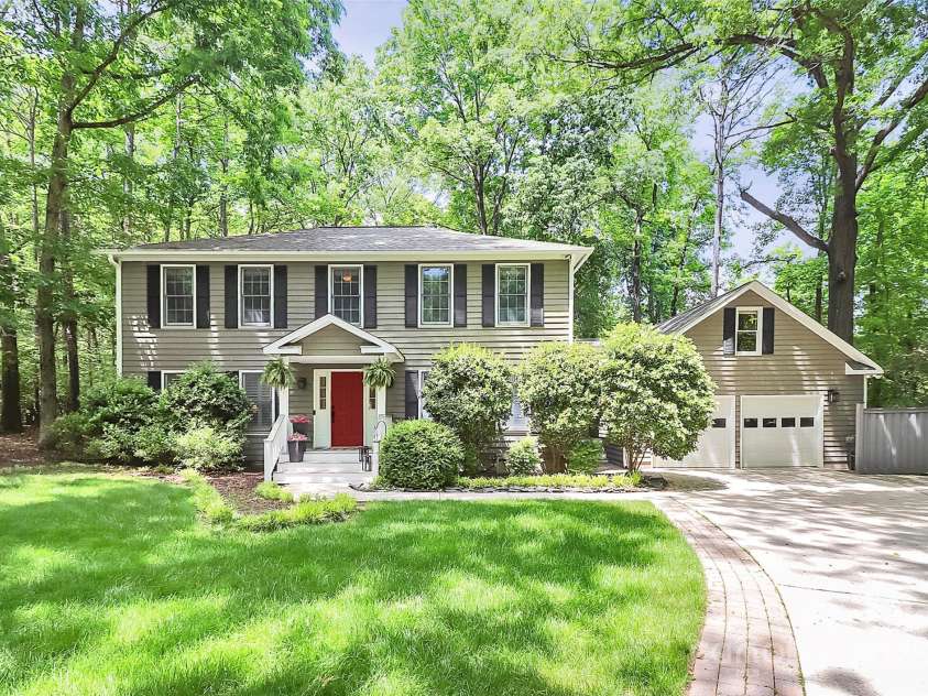 11 Tanglewood Road, Lake Wylie, SC 29710.  MLS# CAR4237959, YatesRealty ID 12829. Large lot with great curb appeal.