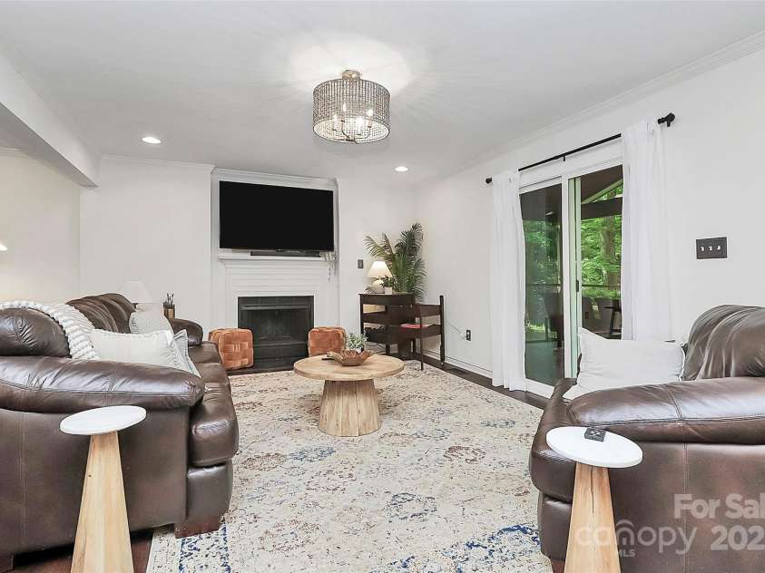 11 Tanglewood Road, Lake Wylie, SC 29710.  MLS# CAR4237959, YatesRealty ID 12829. Sliding doors leads to the screened porch, extending your living space and offering the perfect spot to enjoy morning coffee or evening gatherings while taking in the fresh air.