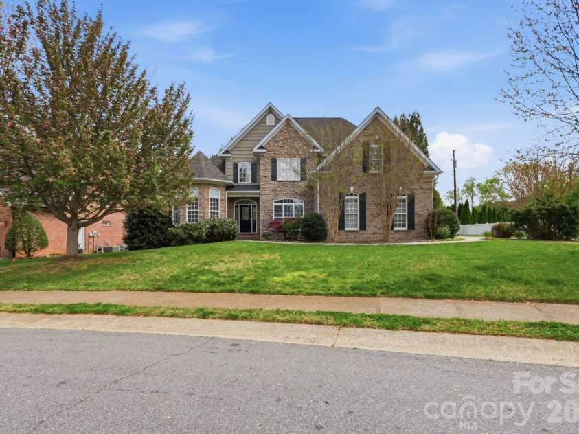 3052 17th Street Court, Hickory, NC 28601.  MLS# CAR4364517, YatesRealty ID 12830. 