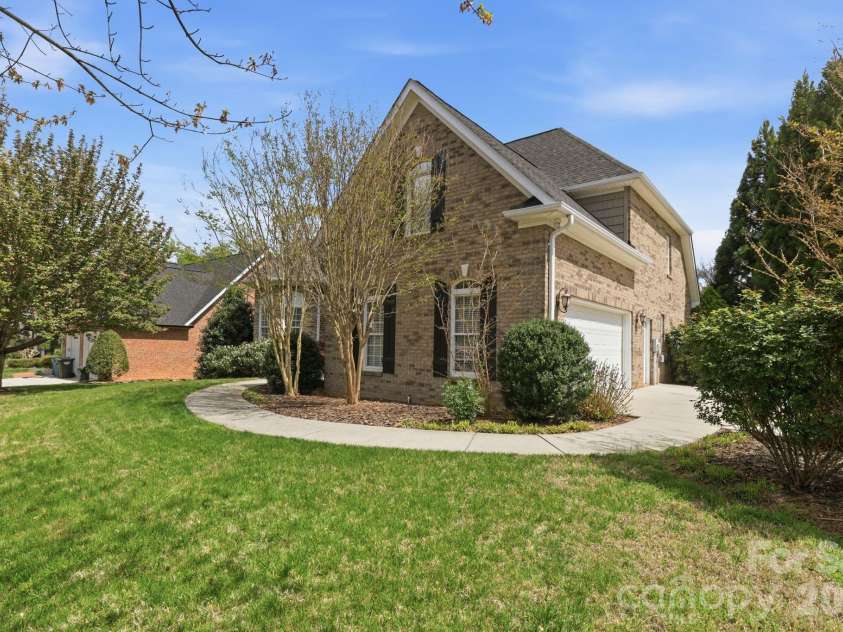 3052 17th Street Court, Hickory, NC 28601.  MLS# CAR4364517, YatesRealty ID 12830. 