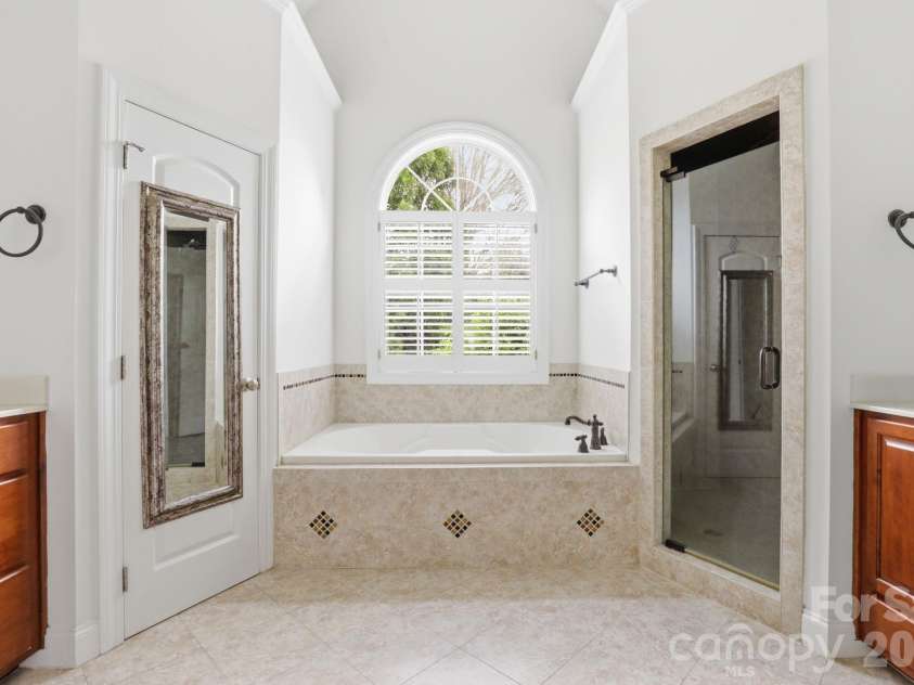 3052 17th Street Court, Hickory, NC 28601.  MLS# CAR4364517, YatesRealty ID 12830. 