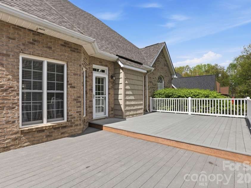 3052 17th Street Court, Hickory, NC 28601.  MLS# CAR4364517, YatesRealty ID 12830. 