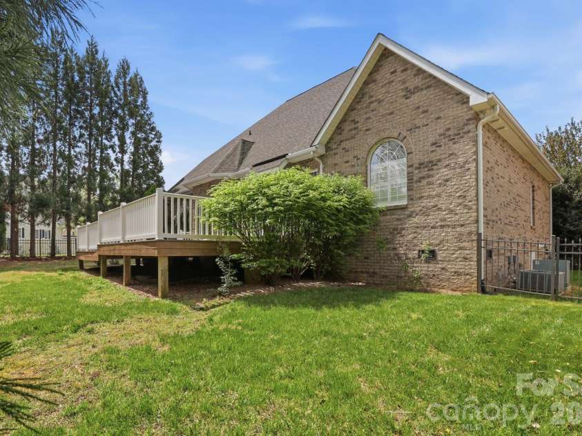 3052 17th Street Court, Hickory, NC 28601.  MLS# CAR4364517, YatesRealty ID 12830. 