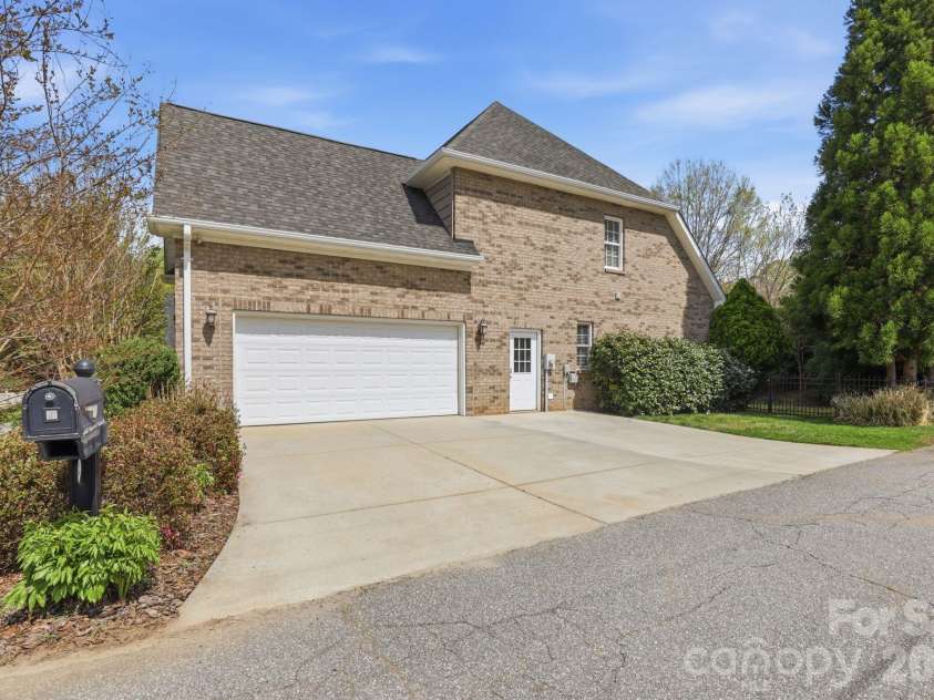 3052 17th Street Court, Hickory, NC 28601.  MLS# CAR4364517, YatesRealty ID 12830. 