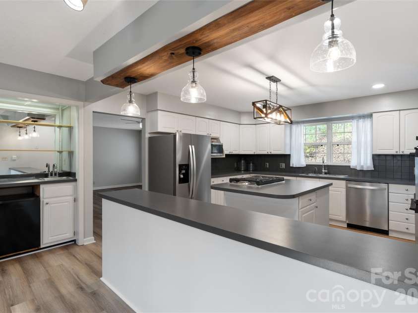 177 Country Road, Brevard, NC 28712.  MLS# CAR4331817, YatesRealty ID 12832. 
