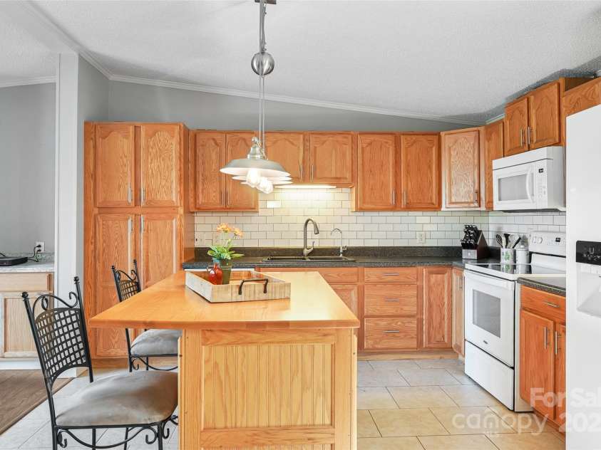 89 Mount Airy Road, Marshall, NC 28753.  MLS# CAR4248470, YatesRealty ID 12832. 