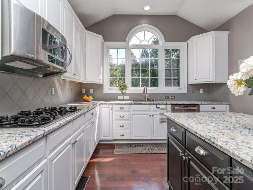 2301 Keara Way, Charlotte, NC 28270.  MLS# CAR4256879, YatesRealty ID 12833. Gas Cook Top