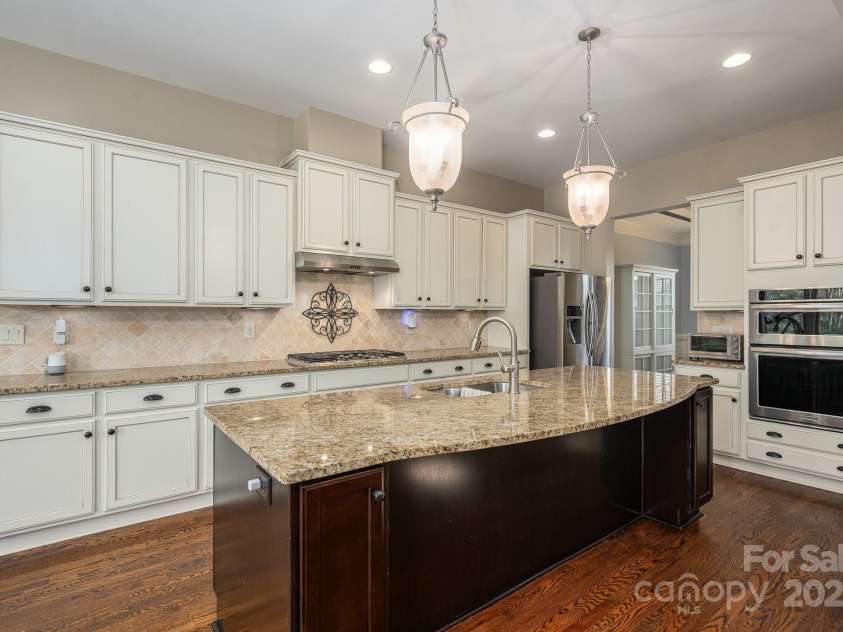 6352 Willow Farm Drive, Denver, NC 28037.  MLS# CAR4244806, YatesRealty ID 12836. Large island  with granite counter-tops