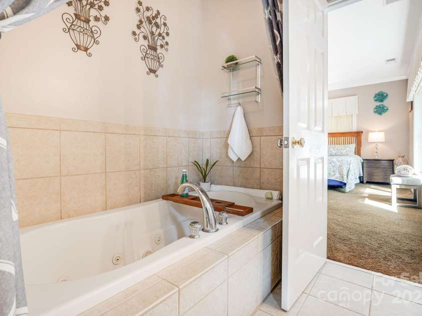 91 Island View Court, Mill Spring, NC 28756.  MLS# CAR4183479, YatesRealty ID 12838. Whirlpool tub