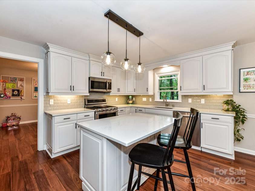 5043 Hickory Lake Lane, Matthews, NC 28105.  MLS# CAR4243807, YatesRealty ID 12839. 