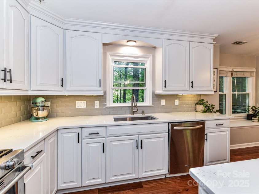 5043 Hickory Lake Lane, Matthews, NC 28105.  MLS# CAR4243807, YatesRealty ID 12839. 