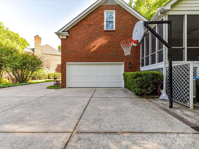 5043 Hickory Lake Lane, Matthews, NC 28105.  MLS# CAR4243807, YatesRealty ID 12839. 