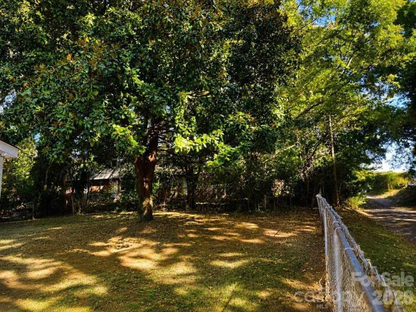 1123 Saratoga Drive, Charlotte, NC 28208.  MLS# CAR4315319, YatesRealty ID 1284. Backyard