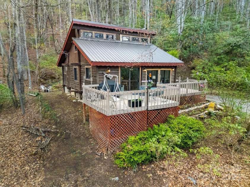 159 Willow Lane, Rosman, NC 28772.  MLS# CAR4247318, YatesRealty ID 12843. Cozy Cabin