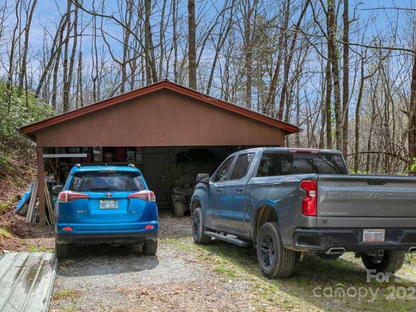 159 Willow Lane, Rosman, NC 28772.  MLS# CAR4247318, YatesRealty ID 12843. Detached Garage