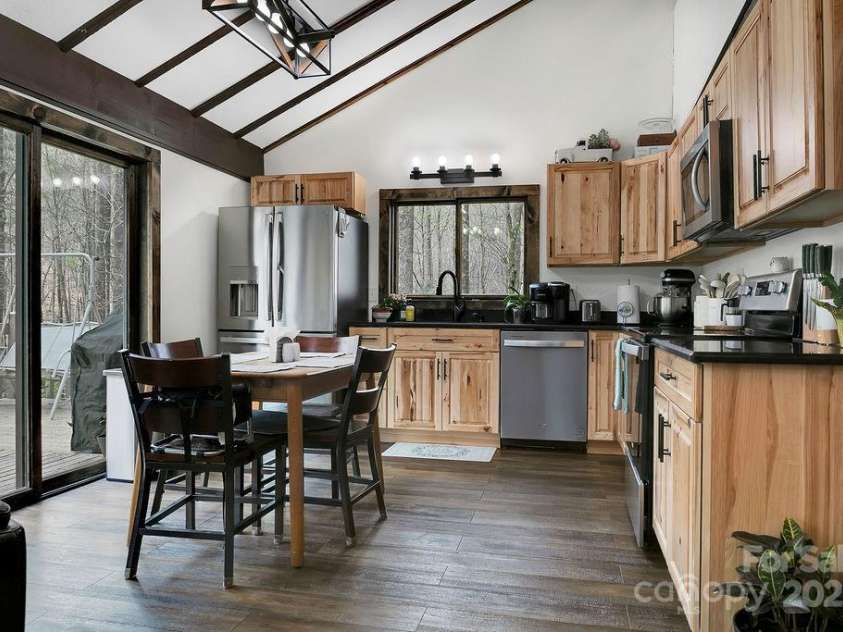 159 Willow Lane, Rosman, NC 28772.  MLS# CAR4247318, YatesRealty ID 12843. Eat-in Kitchen