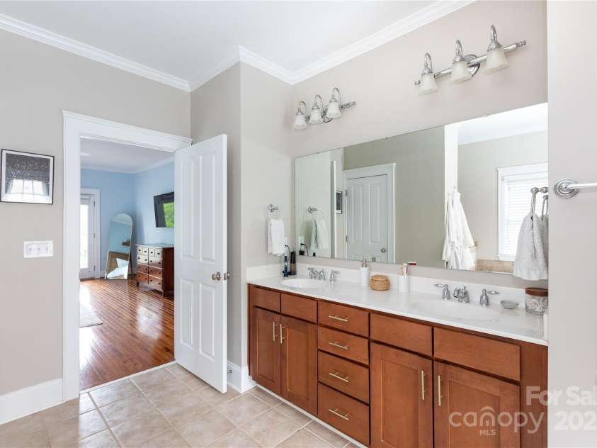 4516 Night Heron Lane, Charlotte, NC 28211.  MLS# CAR4257619, YatesRealty ID 12844. 