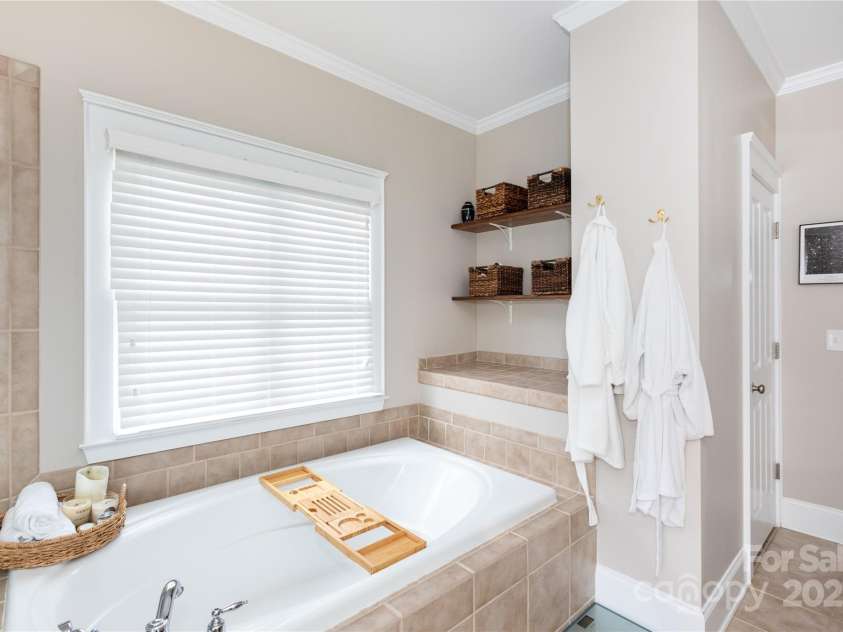 4516 Night Heron Lane, Charlotte, NC 28211.  MLS# CAR4257619, YatesRealty ID 12844. 