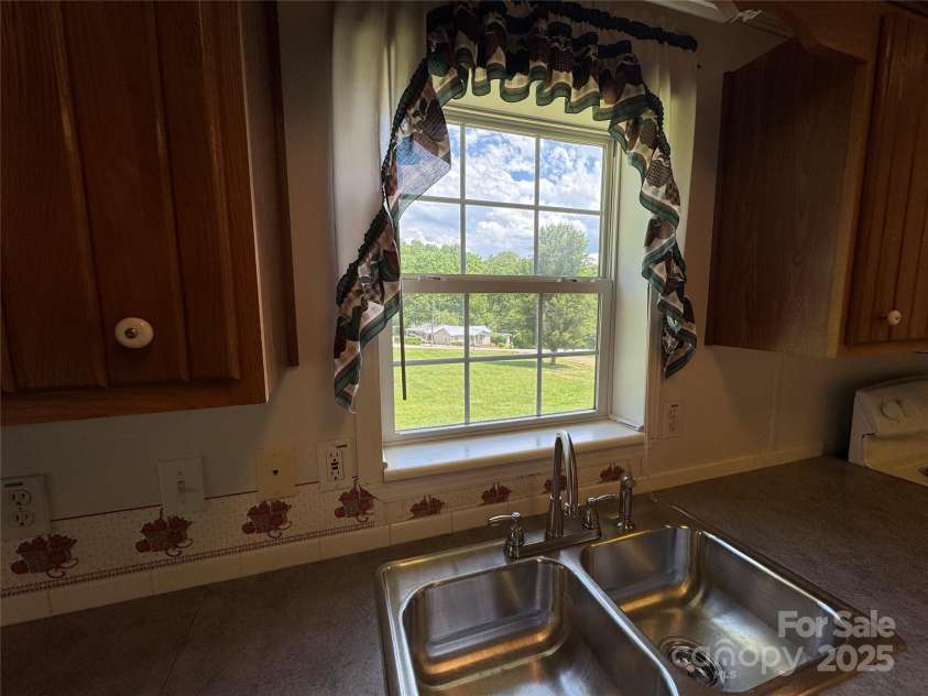 40 Mountainview Road, Asheville, NC 28806.  MLS# CAR4256249, YatesRealty ID 12846. 