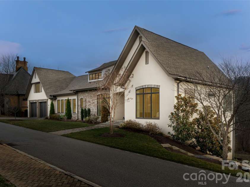 22 Snap Dragon Court, Asheville, NC 28804.  MLS# CAR4344672, YatesRealty ID 12847. Elegantly Understated