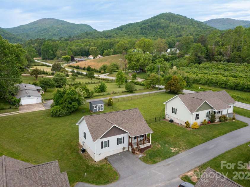 28 Trillium Meadows Lane, Hendersonville, NC 28792.  MLS# CAR4258444, YatesRealty ID 12849. 