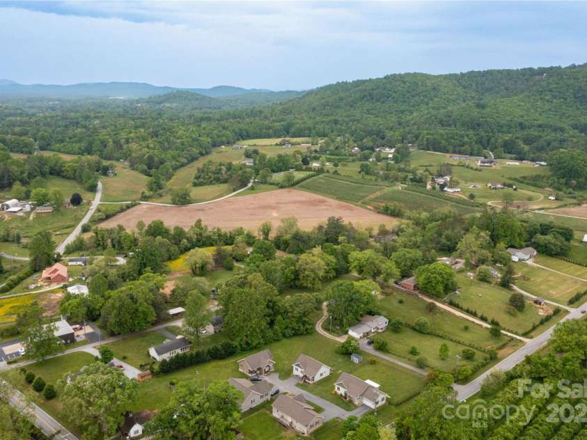 28 Trillium Meadows Lane, Hendersonville, NC 28792.  MLS# CAR4258444, YatesRealty ID 12849. 