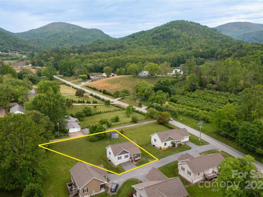 28 Trillium Meadows Lane, Hendersonville, NC 28792.  MLS# CAR4258444, YatesRealty ID 12849. 