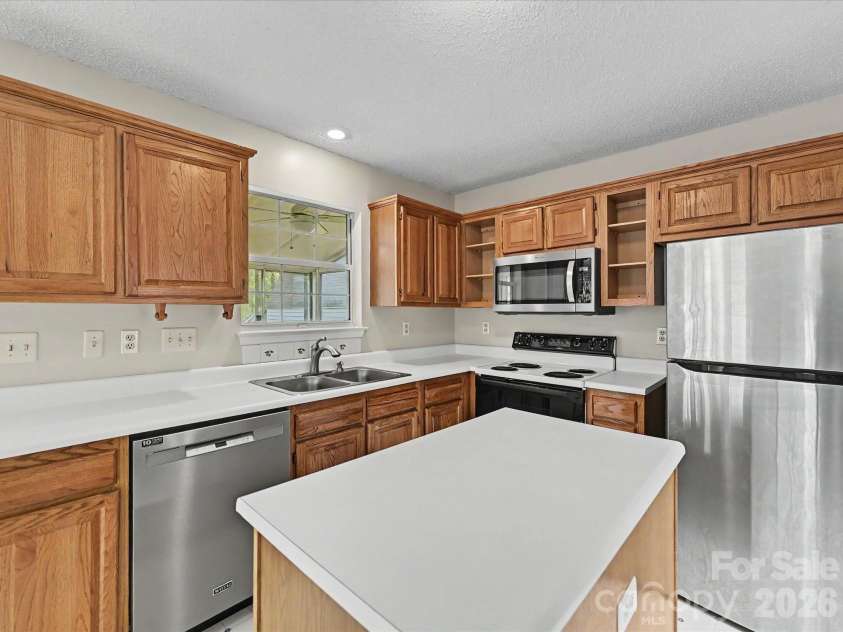 2800 Pearwood Court, Matthews, NC 28105.  MLS# CAR4363874, YatesRealty ID 12849. 