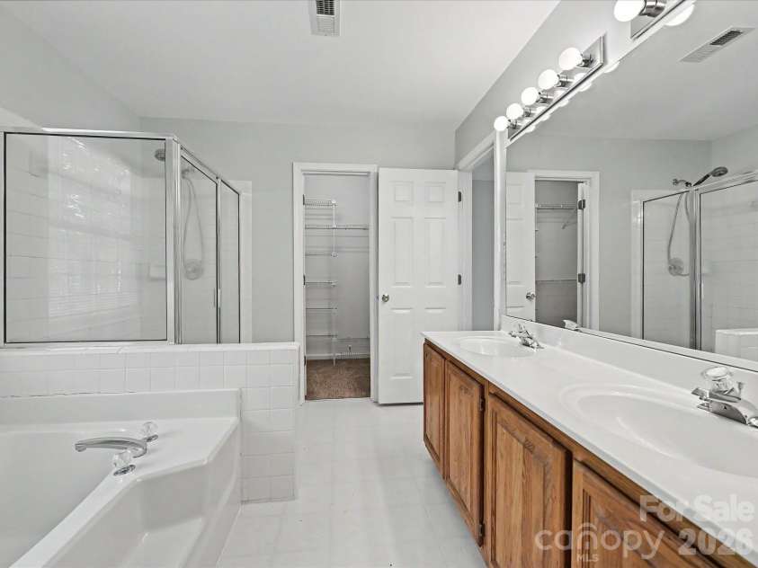2800 Pearwood Court, Matthews, NC 28105.  MLS# CAR4363874, YatesRealty ID 12849. 