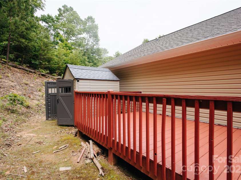 207 Lakeview Drive, Marion, NC 28752.  MLS# CAR4255488, YatesRealty ID 1285. 