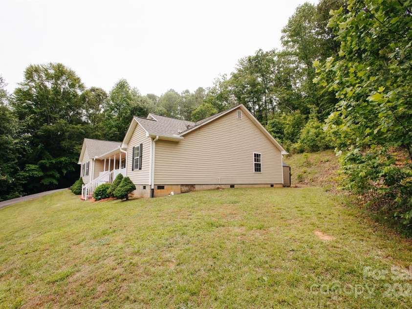 207 Lakeview Drive, Marion, NC 28752.  MLS# CAR4255488, YatesRealty ID 1285. 