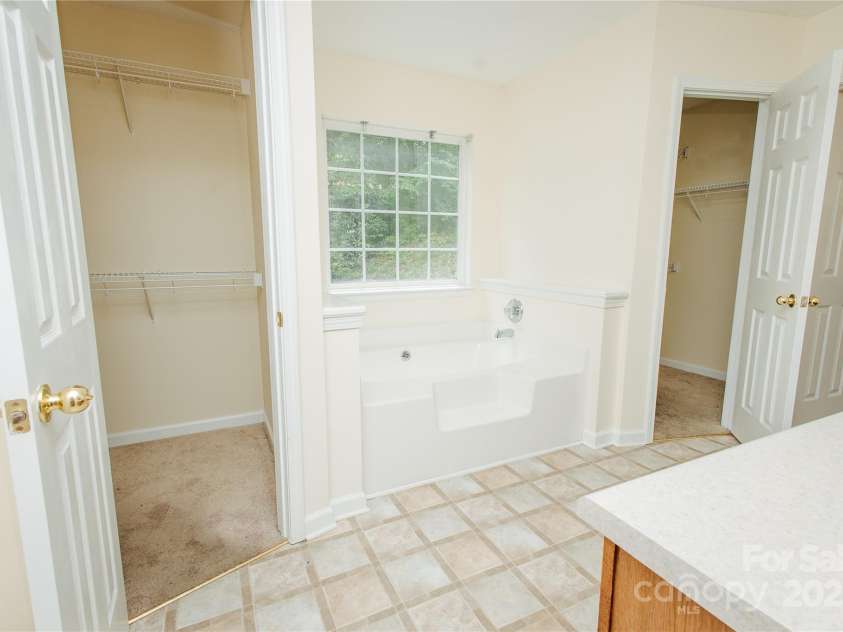 207 Lakeview Drive, Marion, NC 28752.  MLS# CAR4255488, YatesRealty ID 1285. 