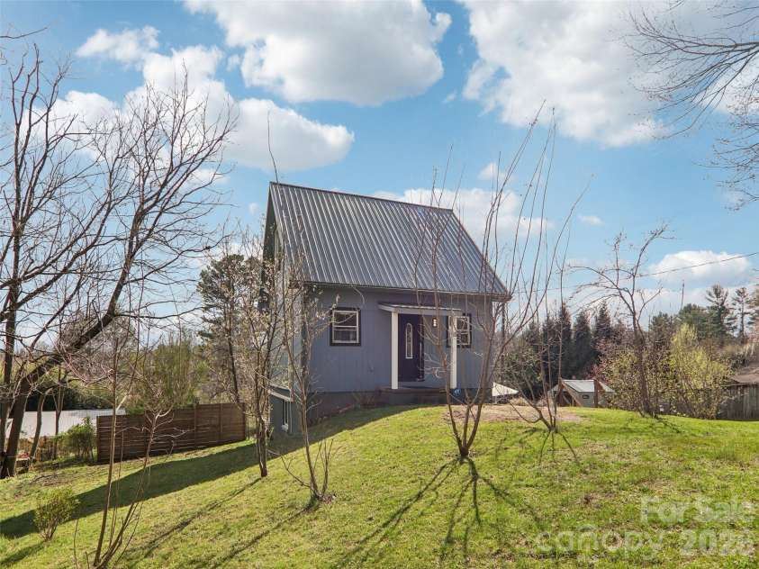 15 Merion Drive, Asheville, NC 28806.  MLS# CAR4361227, YatesRealty ID 12850. 