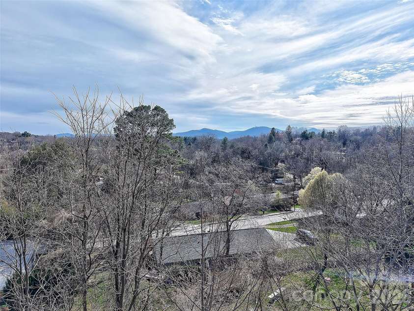 15 Merion Drive, Asheville, NC 28806.  MLS# CAR4361227, YatesRealty ID 12850. 