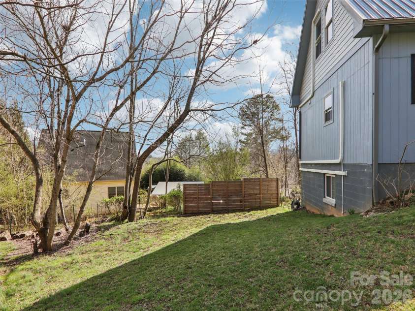 15 Merion Drive, Asheville, NC 28806.  MLS# CAR4361227, YatesRealty ID 12850. 