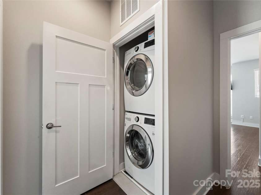 1707 Cannon View Lane, Charlotte, NC 28208.  MLS# CAR4302110, YatesRealty ID 12850. 