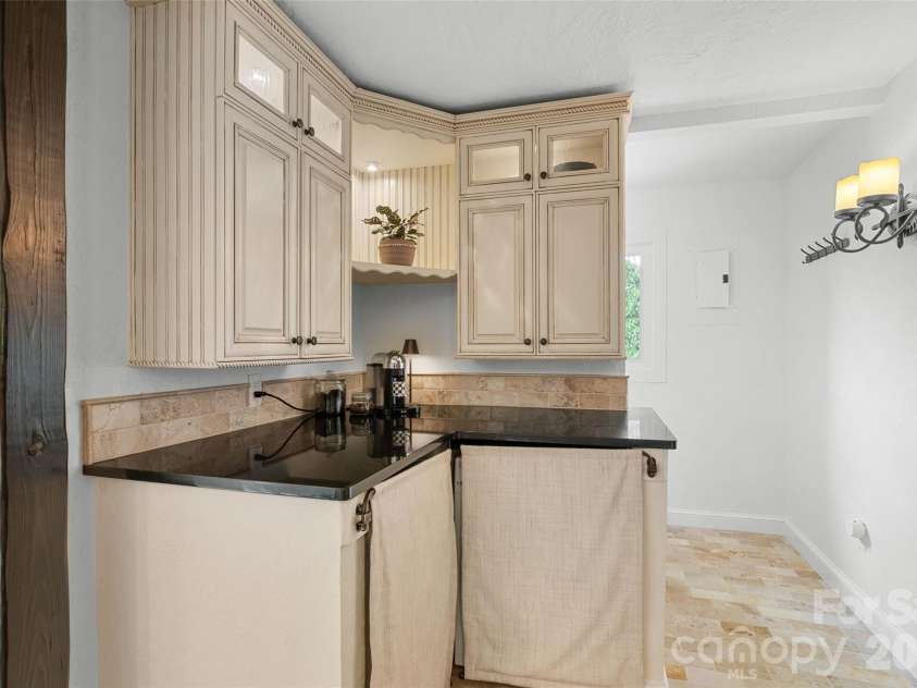 4400 Woods End Lane, Charlotte, NC 28277.  MLS# CAR4366467, YatesRealty ID 12852. Coffee Bar/Laundry