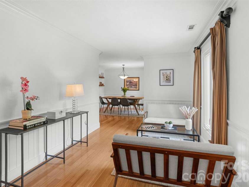 4400 Woods End Lane, Charlotte, NC 28277.  MLS# CAR4366467, YatesRealty ID 12852. Front Entry/Sitting Room