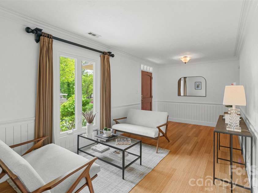 4400 Woods End Lane, Charlotte, NC 28277.  MLS# CAR4366467, YatesRealty ID 12852. Front Entry/Sitting Room