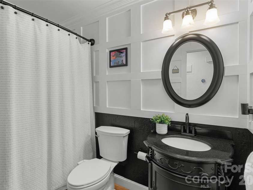 4400 Woods End Lane, Charlotte, NC 28277.  MLS# CAR4366467, YatesRealty ID 12852. Full Bathroom 2