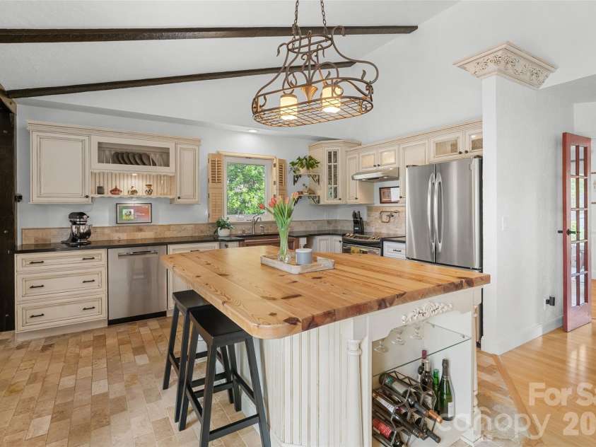 4400 Woods End Lane, Charlotte, NC 28277.  MLS# CAR4366467, YatesRealty ID 12852. Kitchen