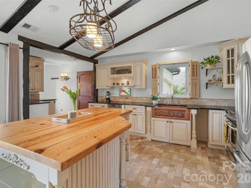4400 Woods End Lane, Charlotte, NC 28277.  MLS# CAR4366467, YatesRealty ID 12852. Kitchen