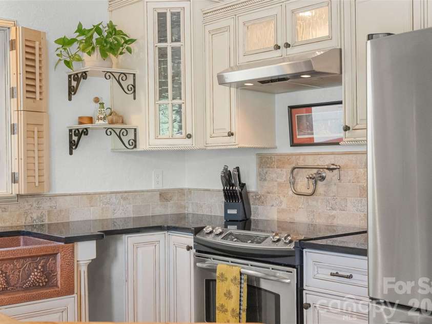 4400 Woods End Lane, Charlotte, NC 28277.  MLS# CAR4366467, YatesRealty ID 12852. Kitchen